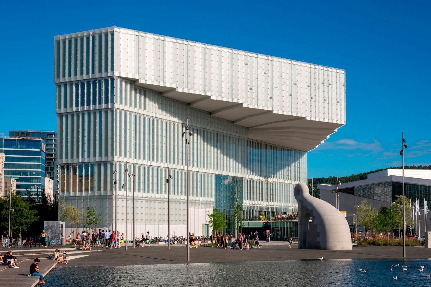 Deichman Bjørvika. Upea arkkitehtuuri kätkee sisäänsä maailman parhaan kirjaston.